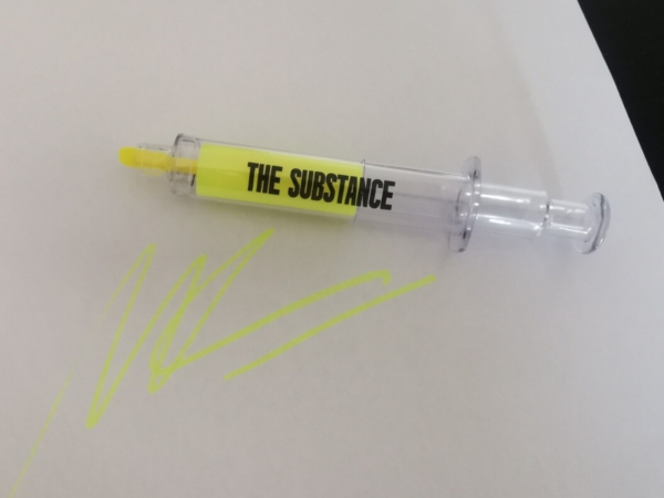 THE SUBSTANCE ACTIVATOR HIGHLIGHTER - movie DEMI MOORE FARGEAT HORROR