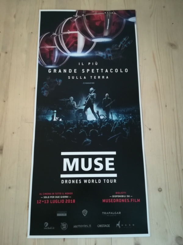 MUSE DRONES WORLD TOUR Locandina Cinema 33x70 Poster Originale BELLAMY