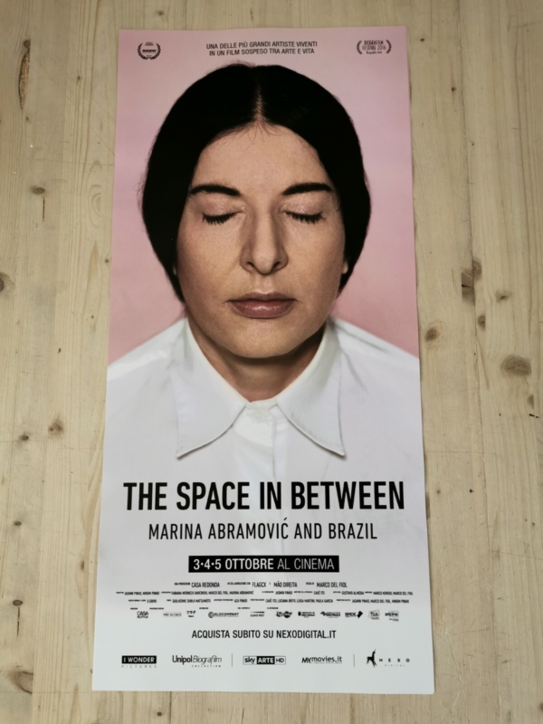 THE SPACE BETWEEN M. ABRAMOVIC Locandina Cinema 33x70 Poster Originale Arte Film