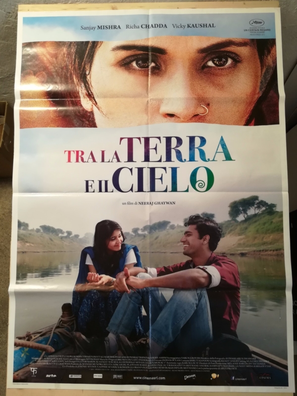 TRA LA TERRA E IL CIELO Manifesto Film 2F Poster Originale 100x140 Ghaywan